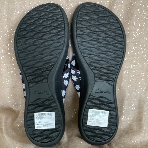 Brand New Clark’s Cloudsteppers Washable Cushioned Black White Daisy Sandals - Picture 14 of 16